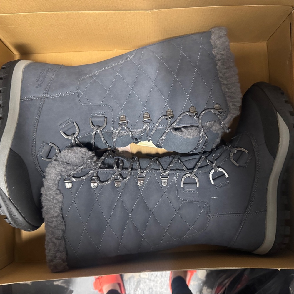 BearPaw Comfort Lifestyle Box - Black and White